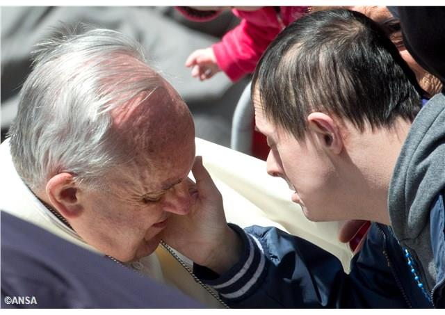 papa Francesco e persona con disabilita